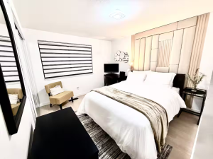 zh_bedroom_queen_bed1