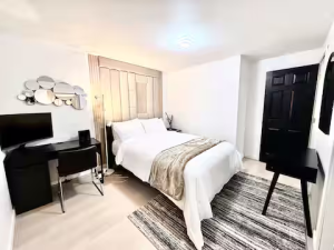 zh_bedroom_queen_bed3